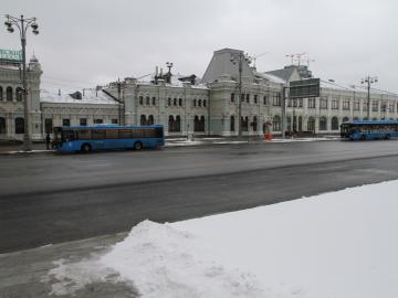 Автобус (ЛиАЗ-5292) и электробус у Рижского вокзала. Москва, март 2023 г.