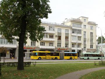 Самые распространенные в белорусских городах представители гор. транспорта - автобус МАЗ-105 и троллейбус АКСМ-321. Гомель, сентябрь 2019 г.