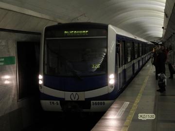 81-556/557/558 на Невско -  Василеоостровской линии, также известной, как Линия 3 петербургского метро. 2019 г.