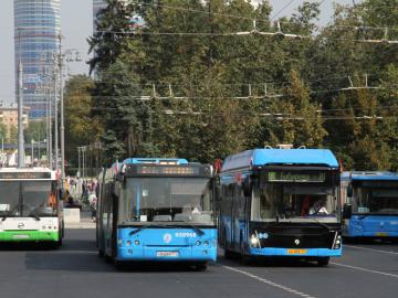 Электробус ЛиАЗ-6274  рядом с дизельными автобусами ЛиАЗ-6213 и ЛиАЗ-5292. Москва, ВВЦ, 9 сентября 2018 г.
