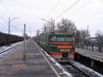 ЭР2(К)-935 на станции Пудость. Ленинградская обл., апрель 2009 г.